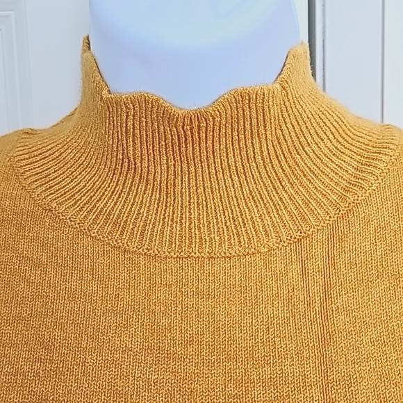 Soft Spongy Knit Sweater With Scalloped Edges - Picture 3 of 8